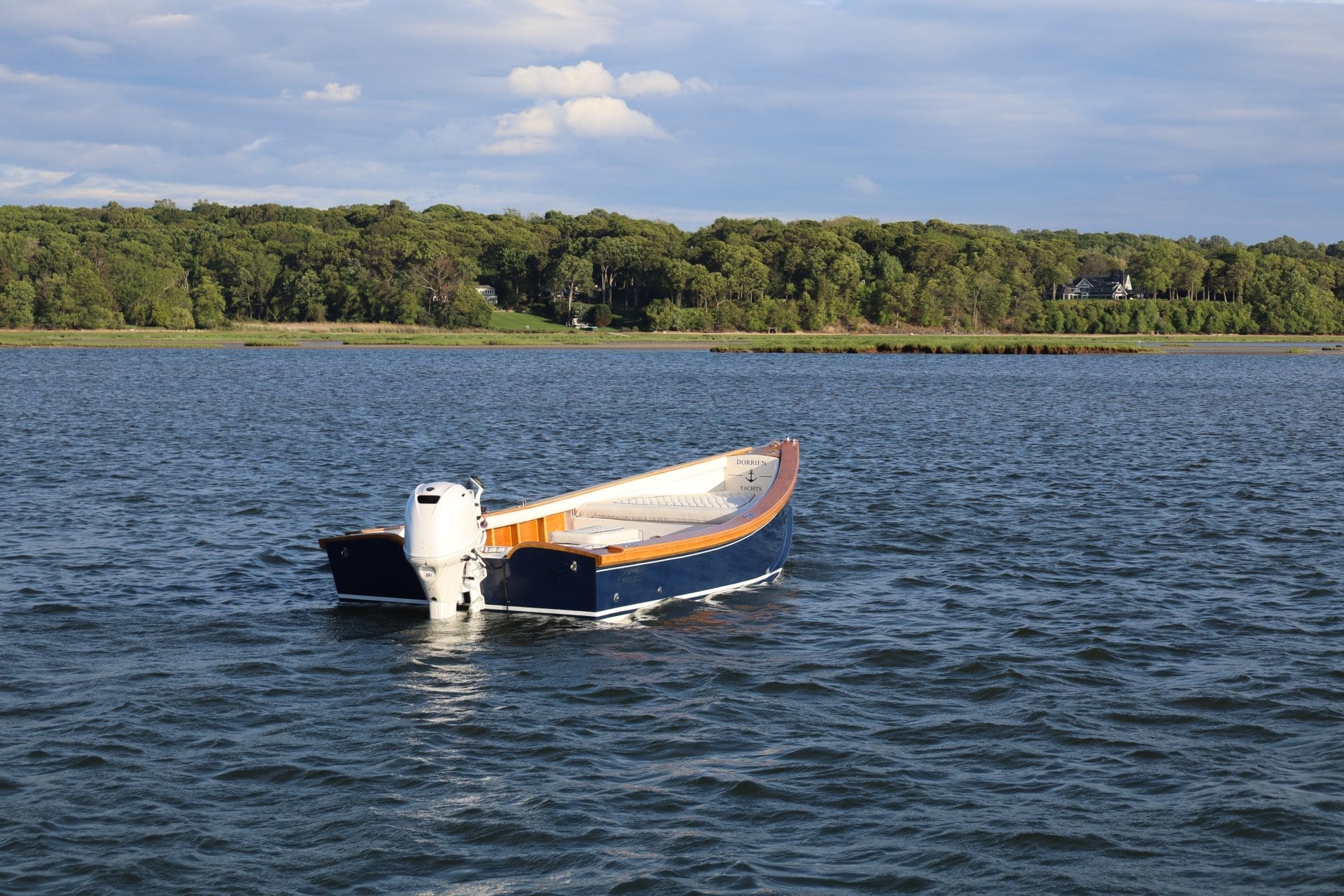 Dorrien on anchor on lake
