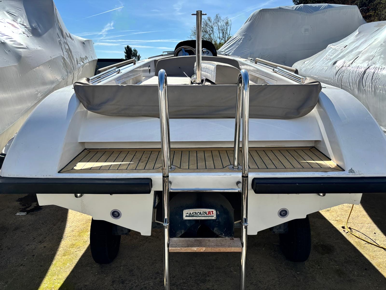 Dariel DT 7 Jet Stern view boatyard