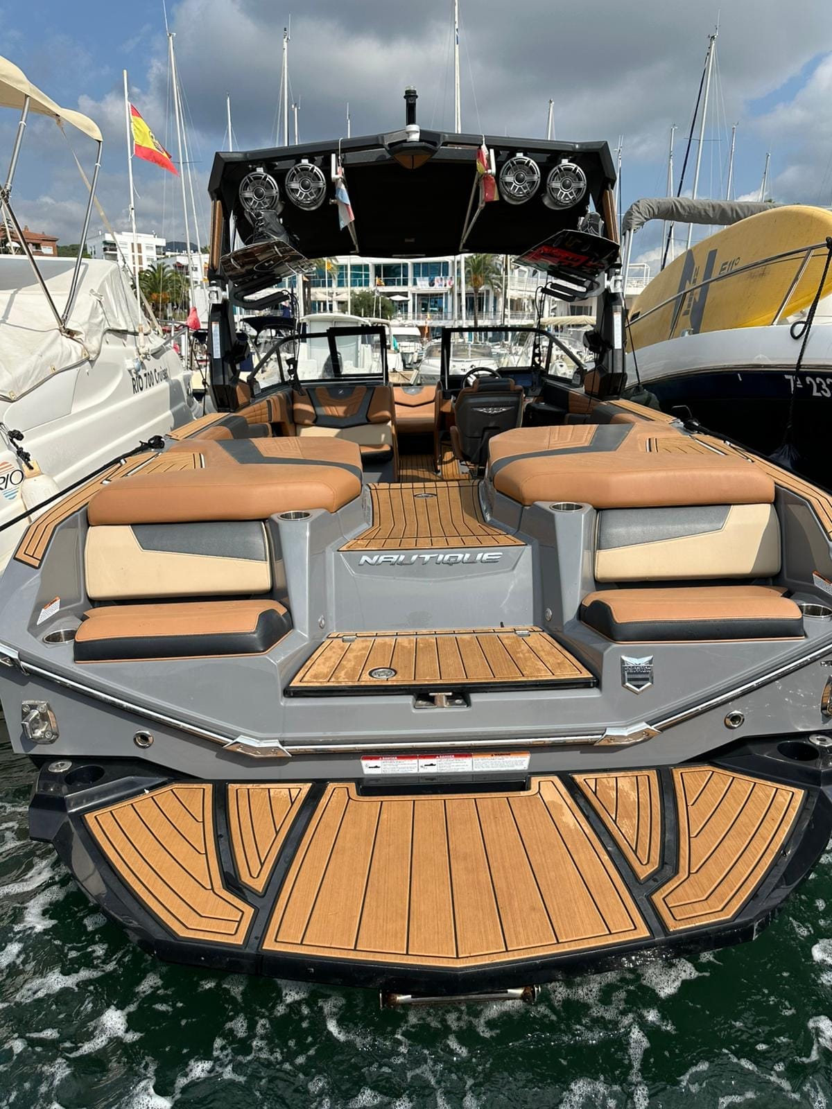 Super Air Nautique G25 Stern view